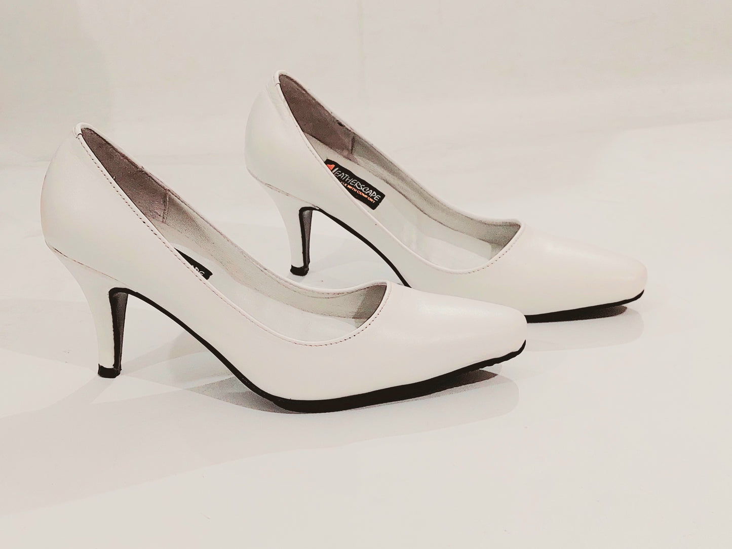 Ladies Leather Court shoe LS34